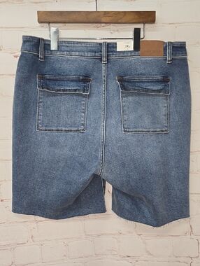 Judy Blue Mid Rise Medium Blue Bermuda Jean Shorts Flap Back Pockets Size 3X NWT